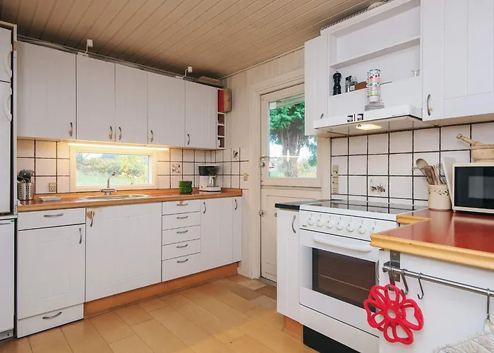 6 Person In Knebel *